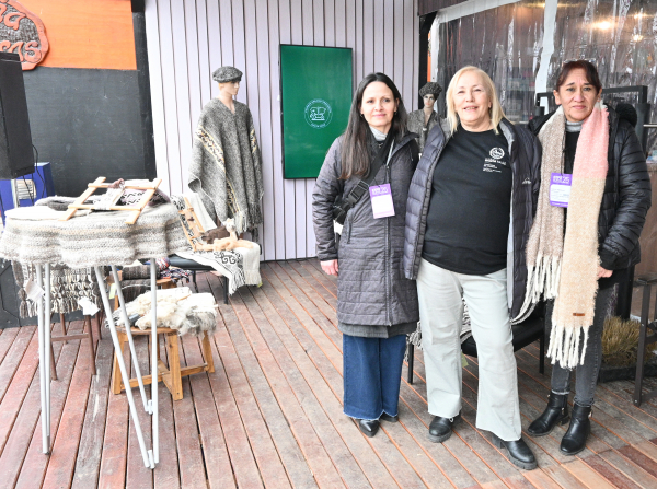 Santa Cruz presentó la marca “Tierra Amada” y el Poncho Santacruceño en la Expo Ganadera 2025