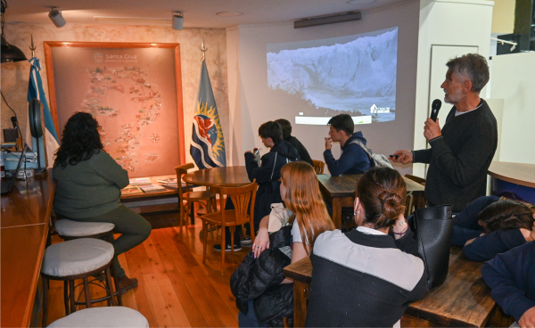 Visita escolar a la Casa de Santa Cruz destaca la historia y recursos de la Provincia