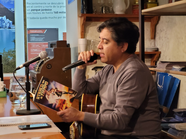 Antonio Andrade cautivó al público con sus obras literarias y su música