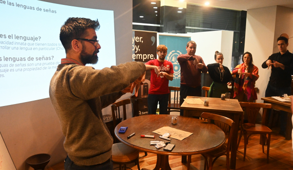 Taller de Lengua de Señas Argentina en la Casa de Santa Cruz