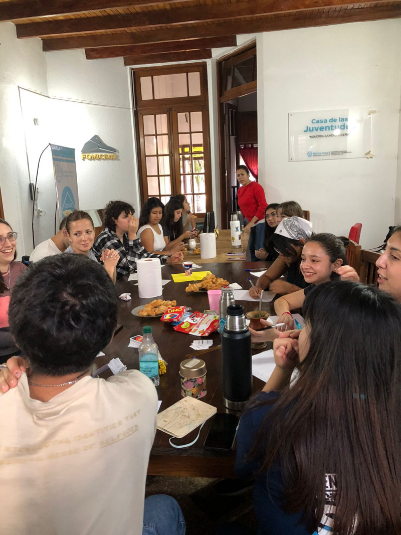 Más de cincuenta estudiantes santacruceños celebraron la actividad “Merienda patriótica y santacruceña”