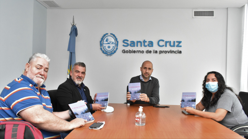 Escritor santacruceño obsequió “El río de la sangre” para la biblioteca de la Casa de Santa Cruz