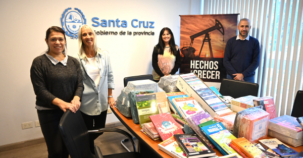 Educación donó útiles, libros de lectura y material pedagógico a la Casa de Santa Cruz