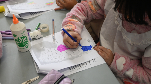 Compromiso con la educación: Casa de Santa Cruz visitó la Escuela 22 de Liniers