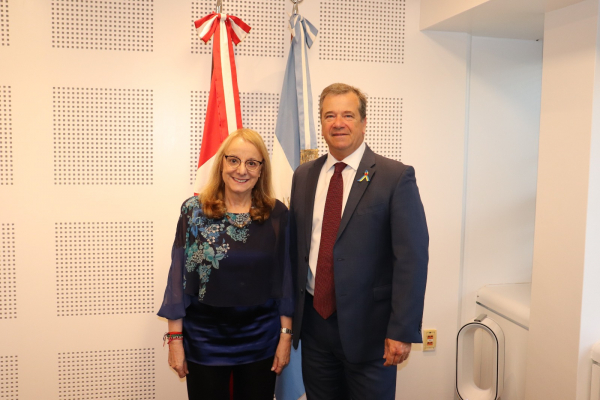Alicia se reunió con el embajador de Canadá Reid Sirrs
