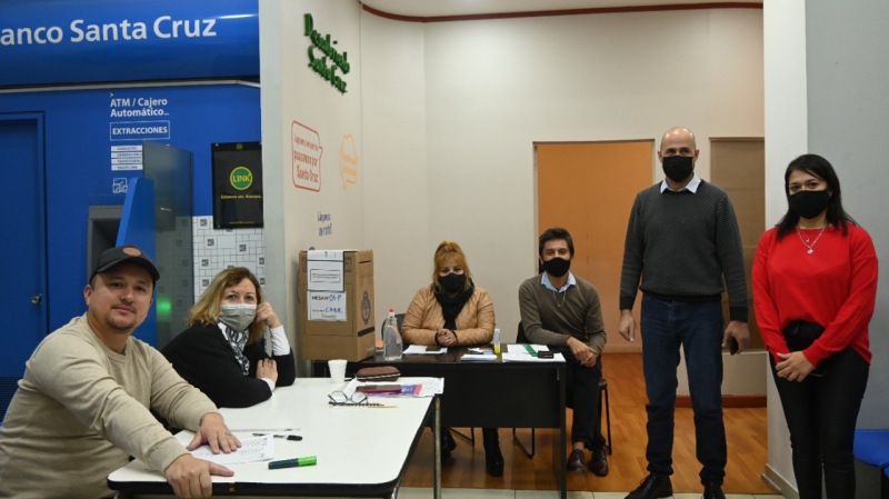 Afiliados a la Caja de Servicios Sociales votaron en la Casa de Santa Cruz