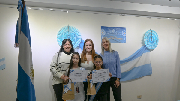 Histórico: alumnas realizaron promesa a la bandera desde Buenos Aires